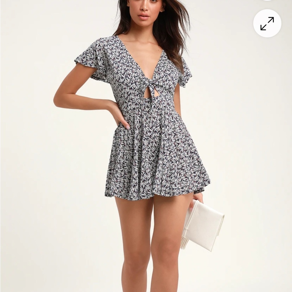 Lulus | Navy Leaf Print Tie Front Romper Small | 100% Rayon | Summer Vacation